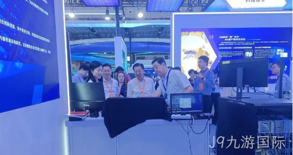 滕州市委常委、常务副市长潘学元莅临J9九游国际展台看望研发团队并给予关心慰问